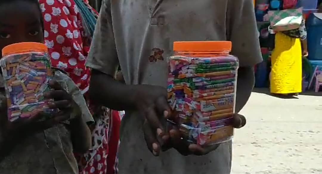 Des centaines de cartons de Chewing-gum périmé en vente à Mutsamudu